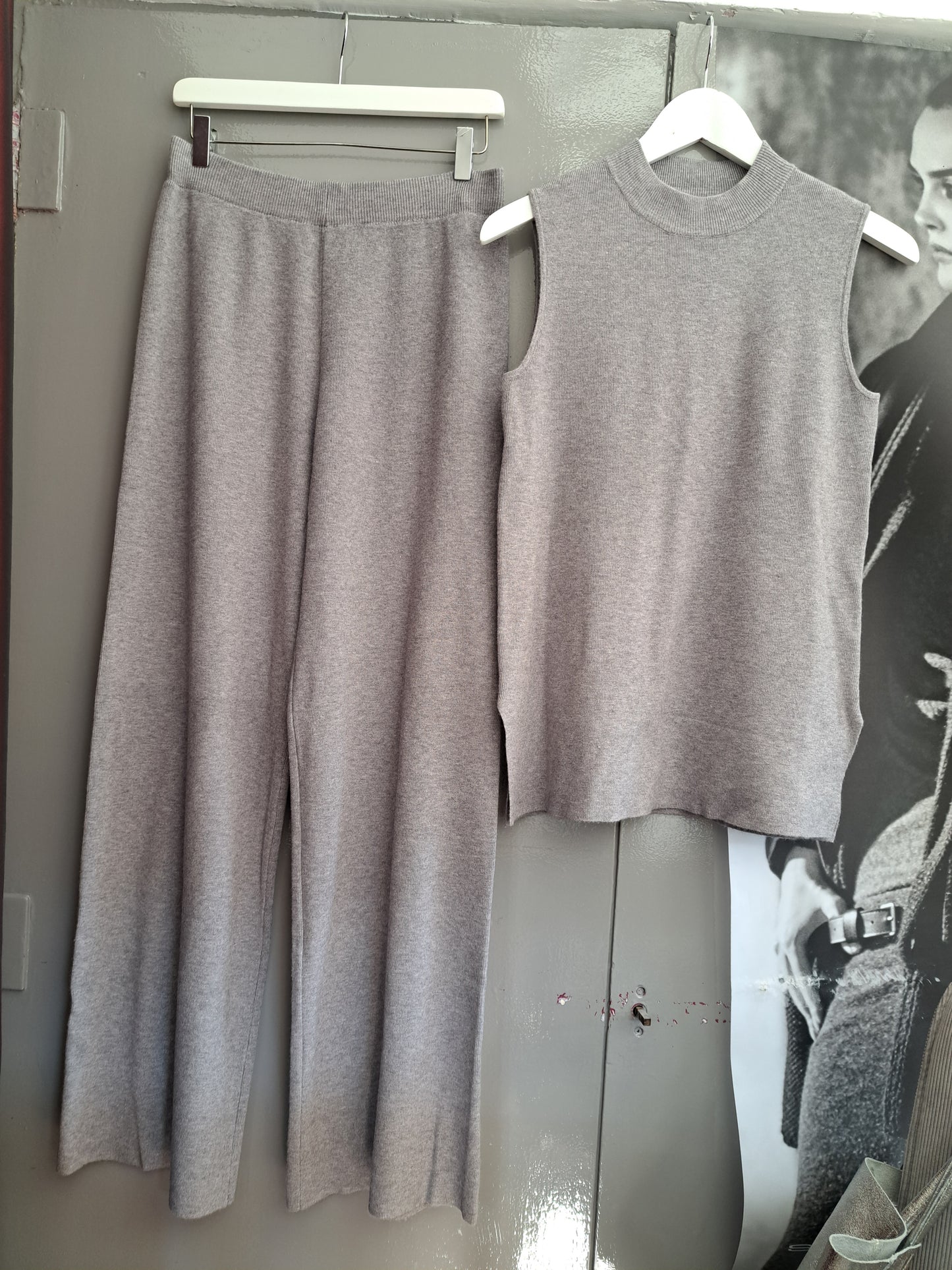 Top en pants set grigio