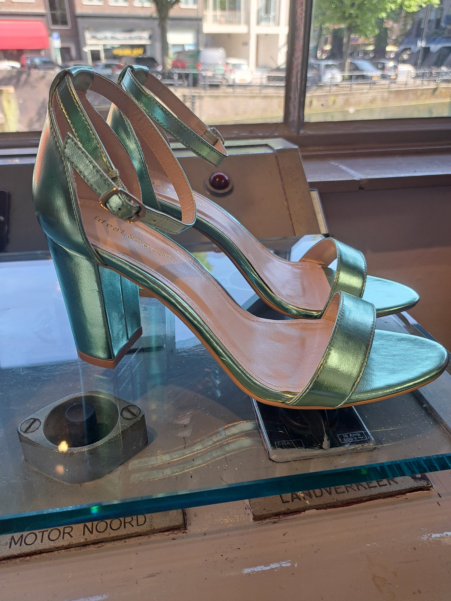 Vesna sandals neon green