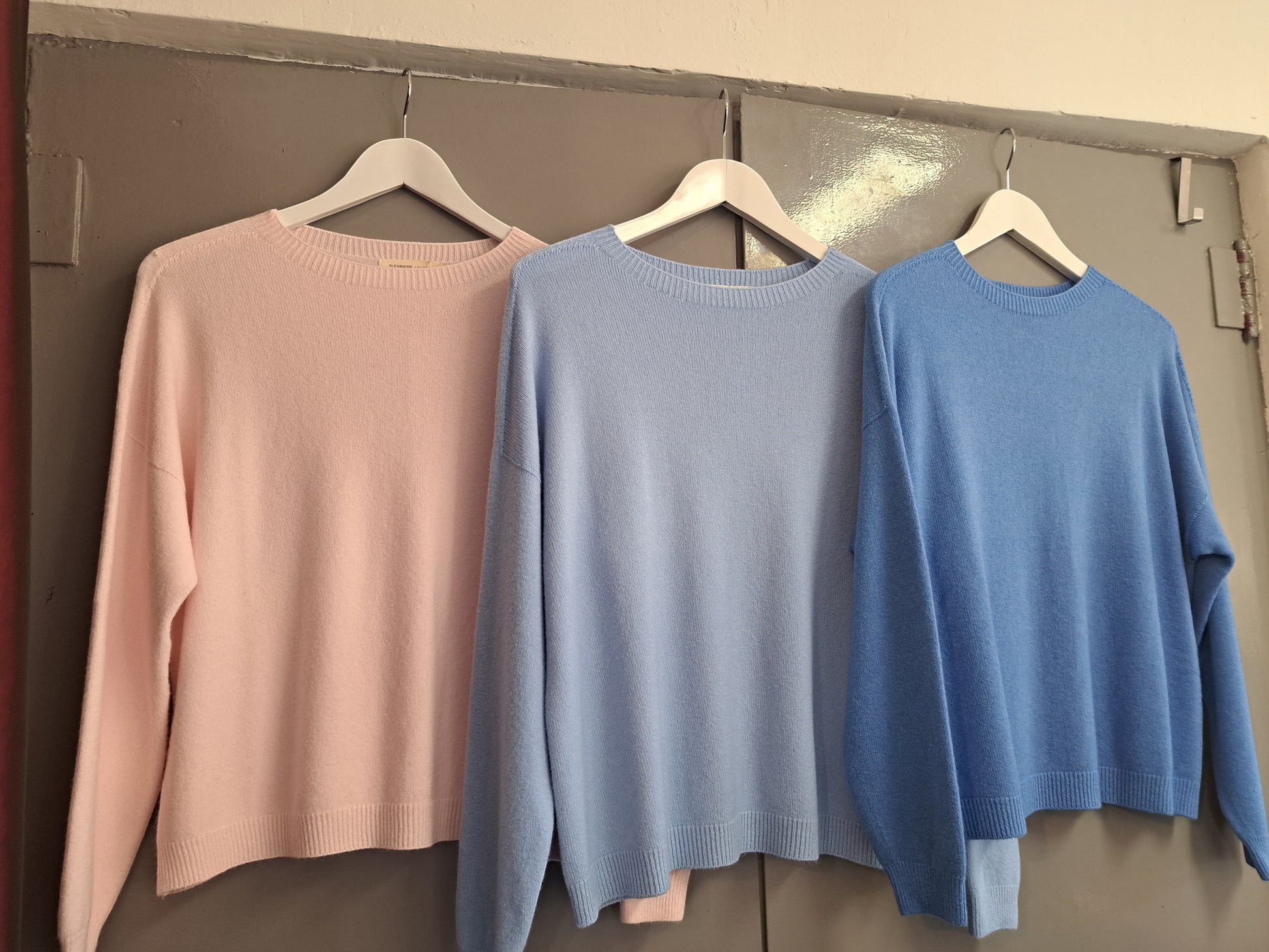 CLEMENTI light pink viscose blend crew neck sweater with ribbed cuffs and hem.